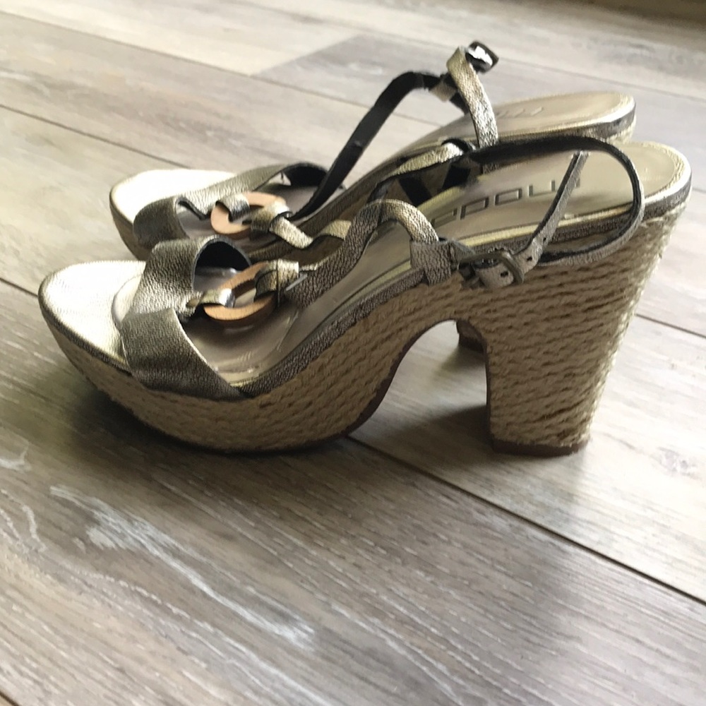Metallic Moda platform sandals size 9.5 - Picture 3 of 5